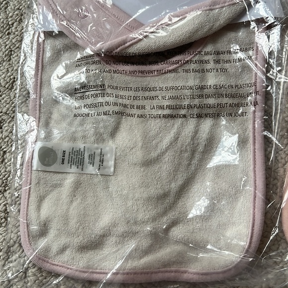 NWT - Set of two adorable organic bibs - Picture 4 of 7